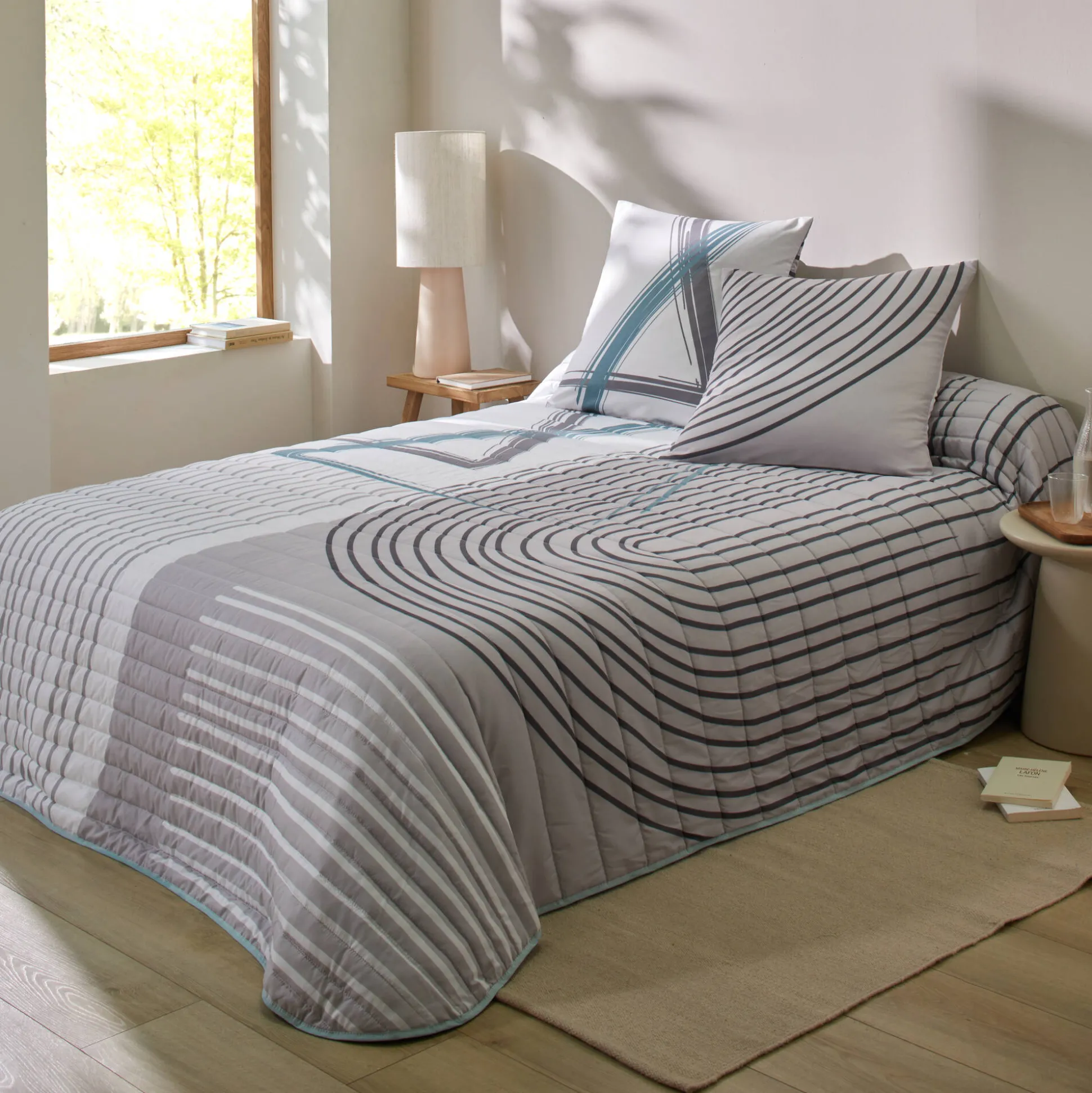 Gematelasseerde bedsprei met grafische print