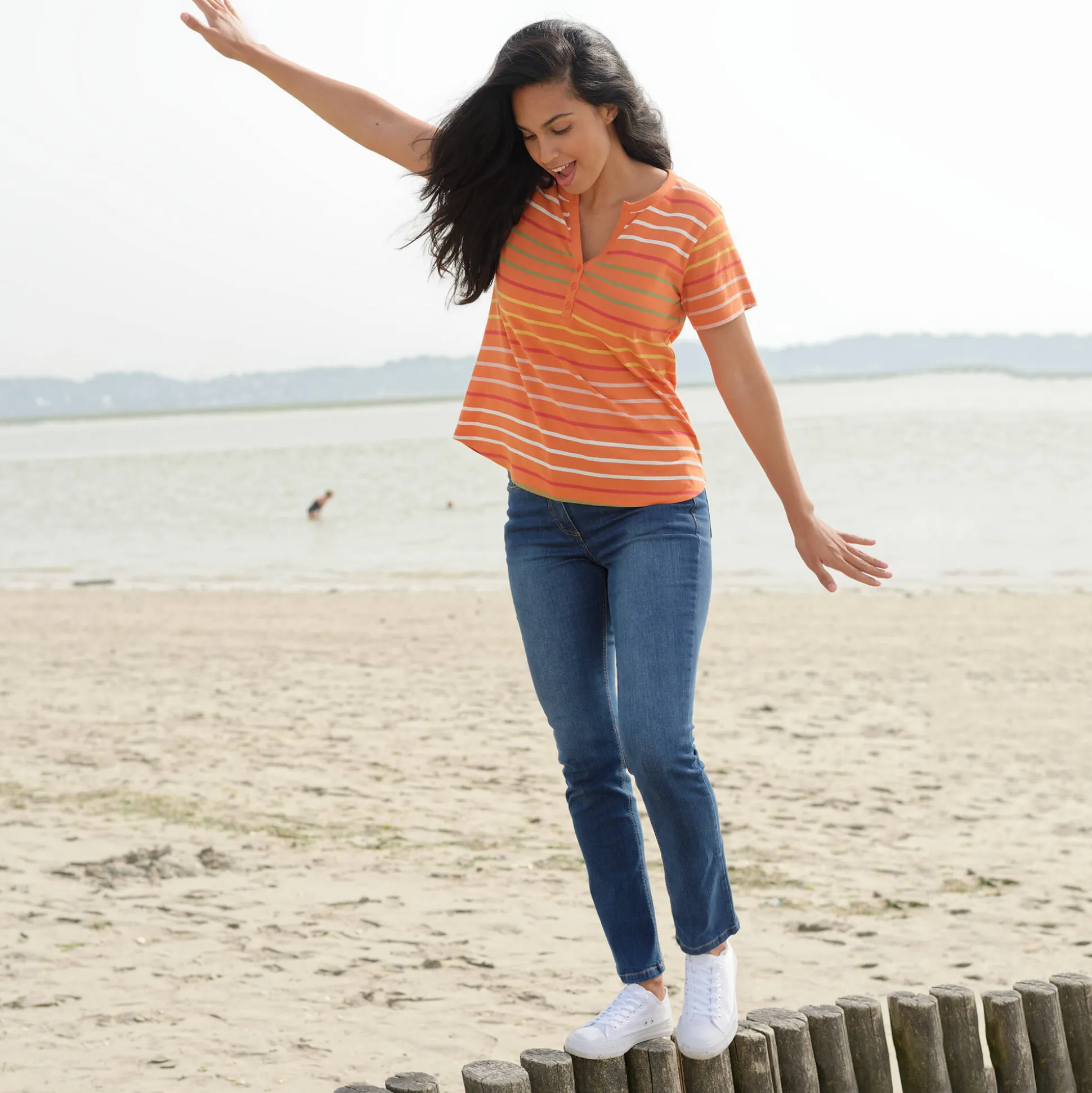Gestreept T-shirt met Tunesische hals en korte mouwen