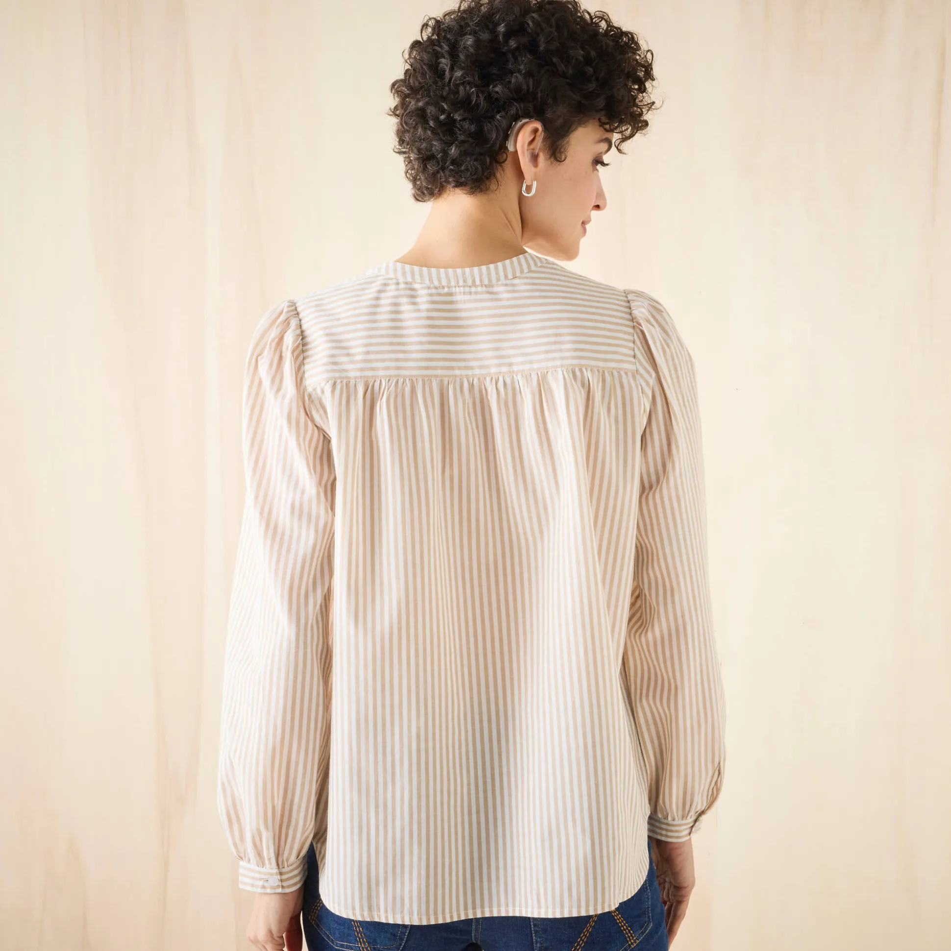 Gestreepte bloes met knopen en ronde hals