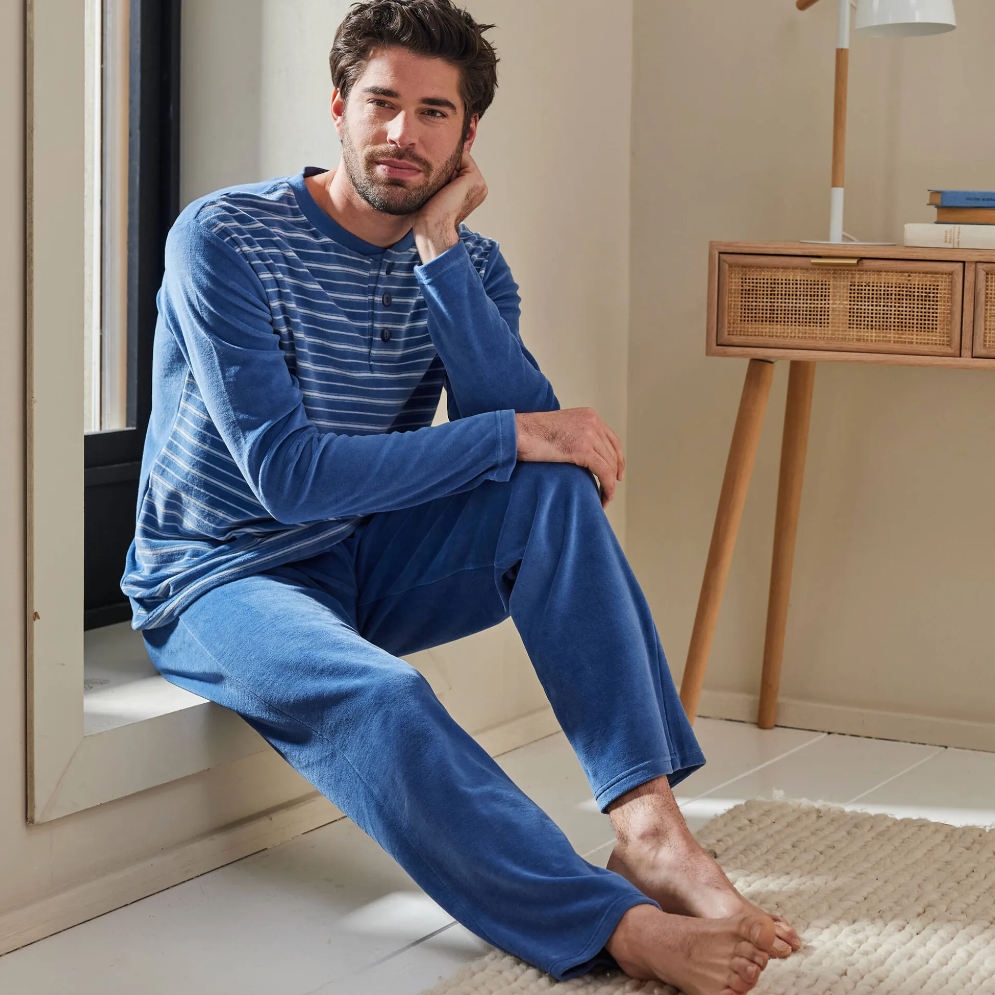 Gestreepte pyjama in velours met korte mouwen