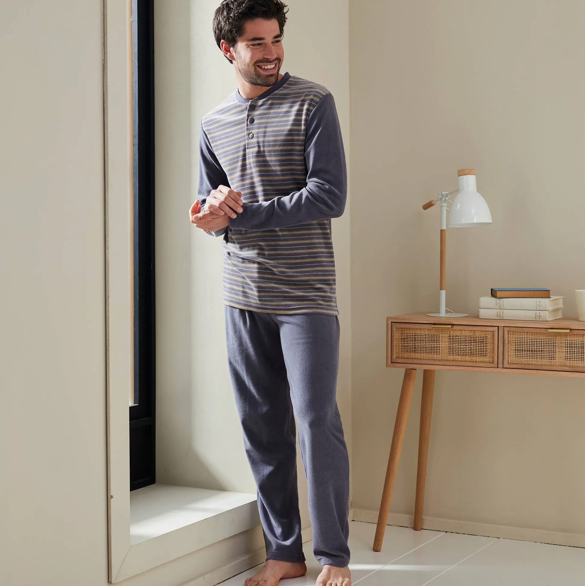 Gestreepte pyjama in velours met korte mouwen