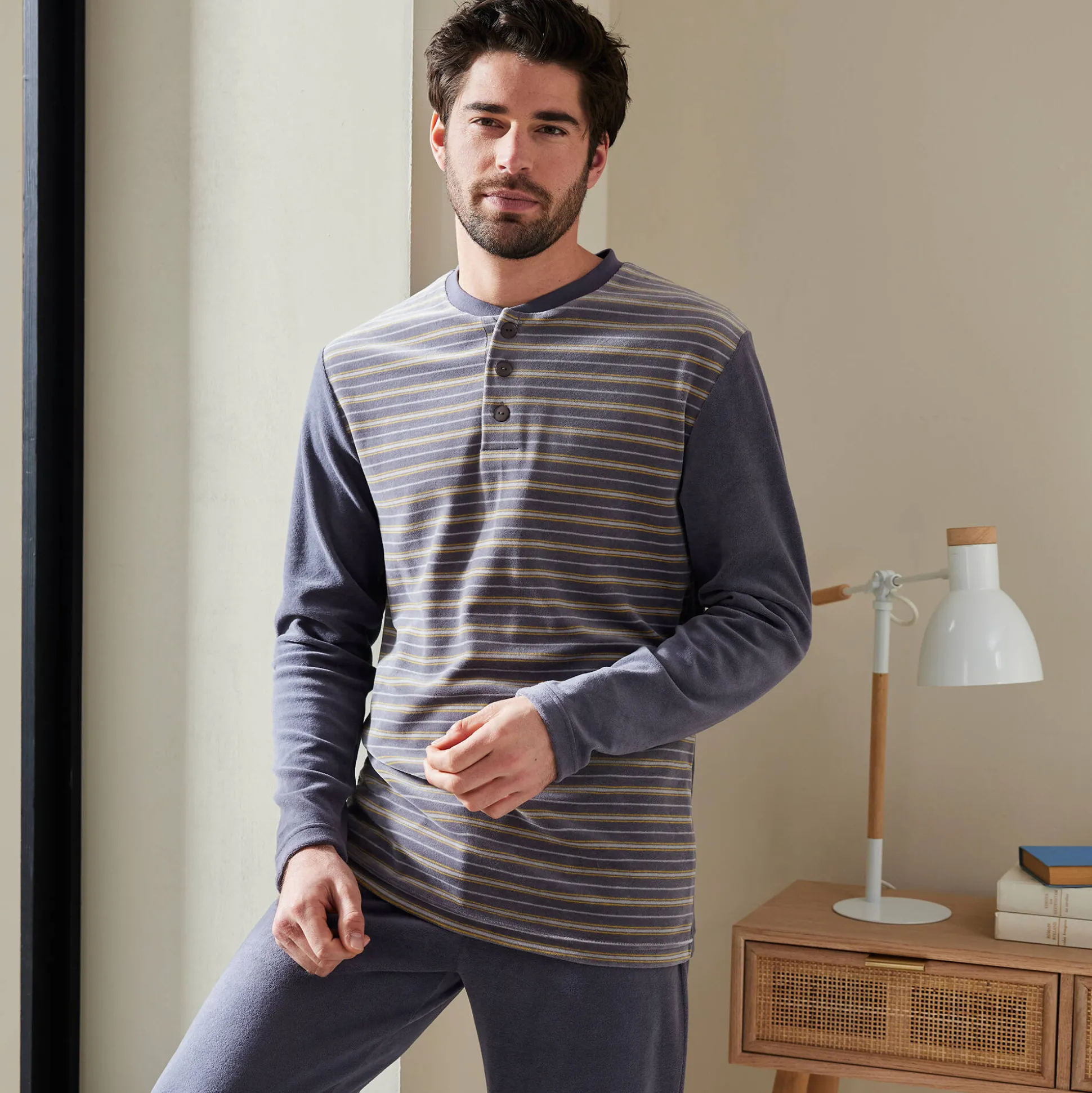 Gestreepte pyjama in velours met korte mouwen