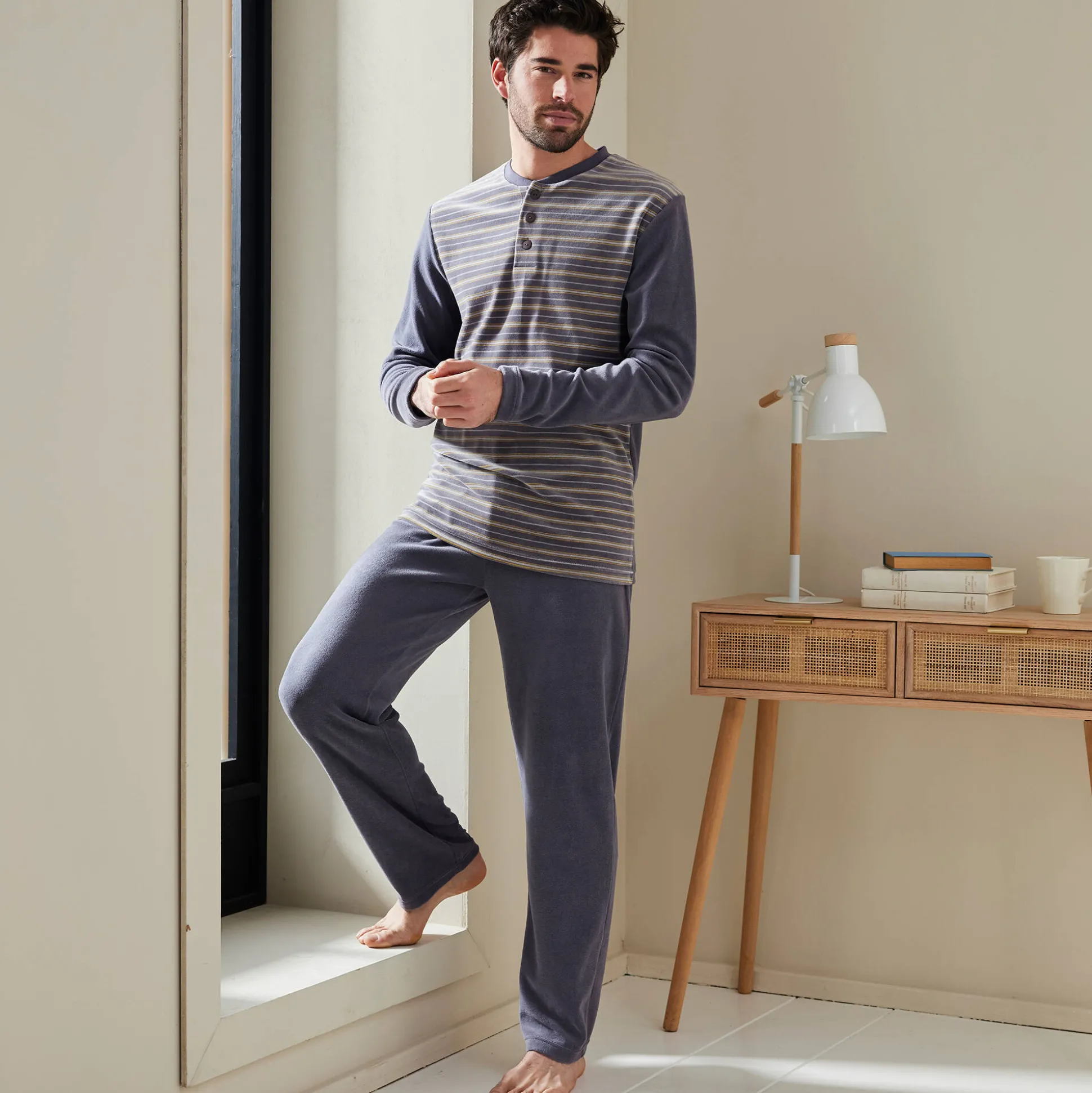Gestreepte pyjama in velours met korte mouwen