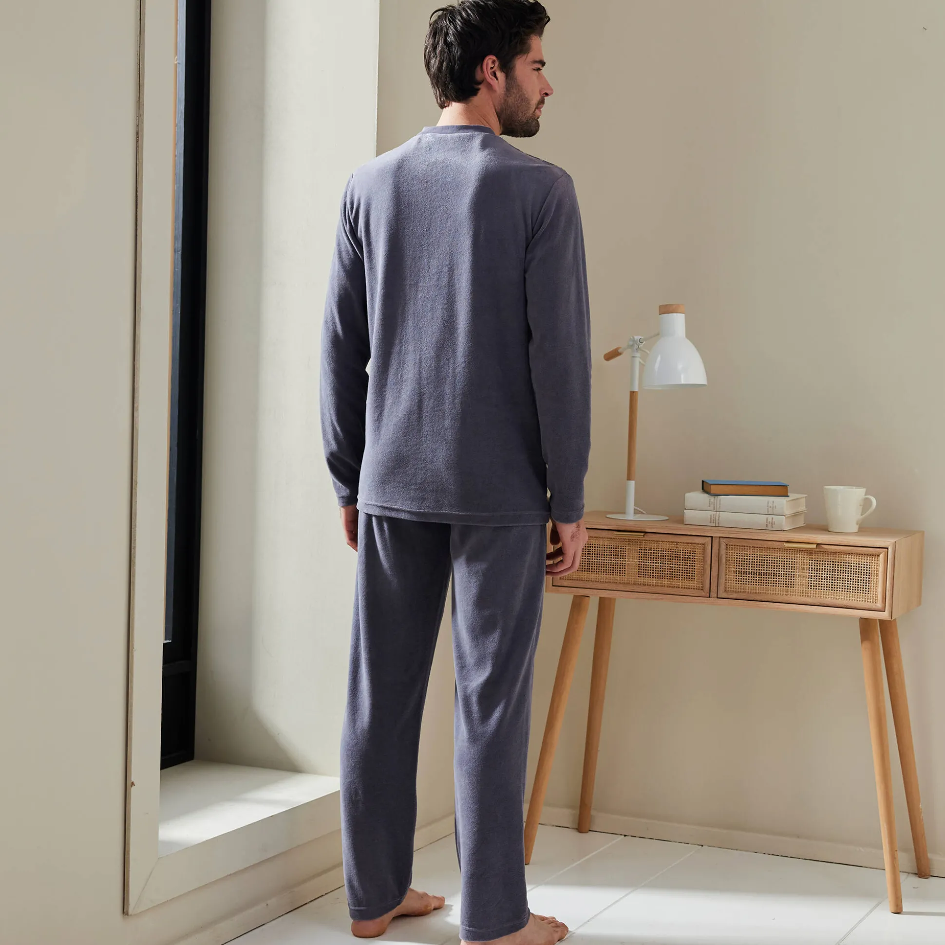 Gestreepte pyjama in velours met korte mouwen