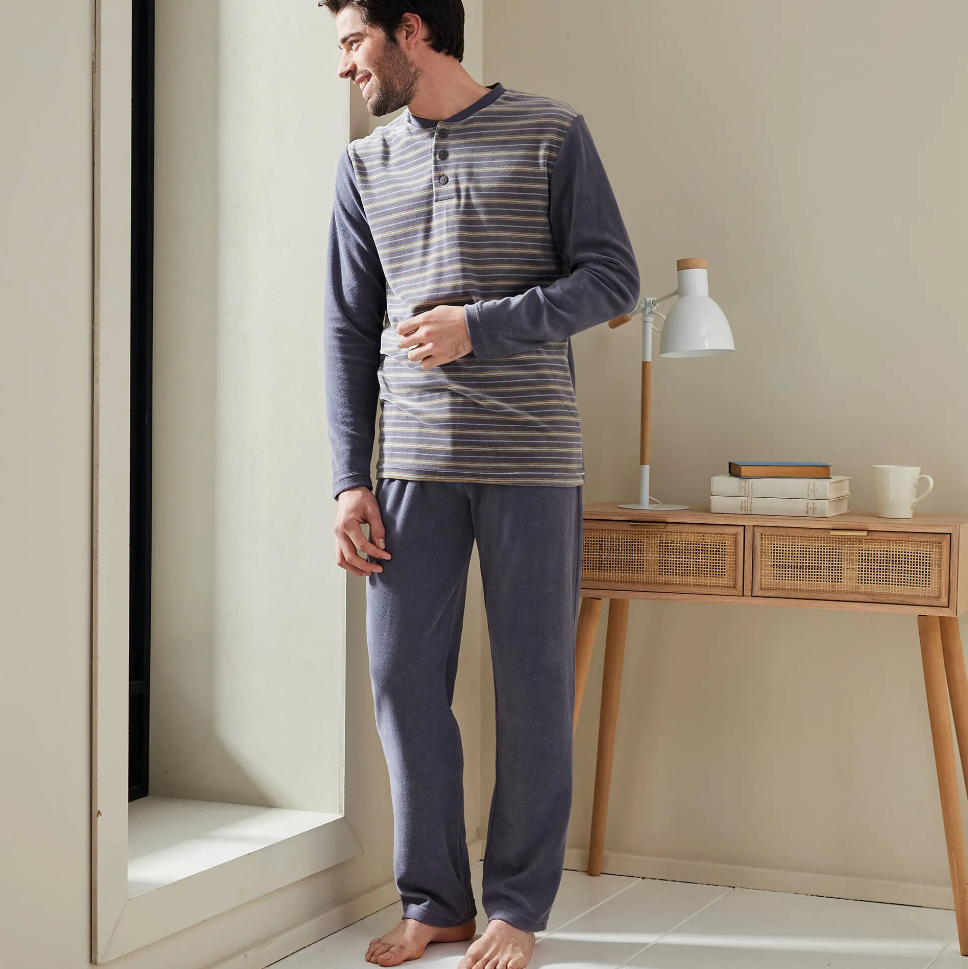 Gestreepte pyjama in velours met korte mouwen