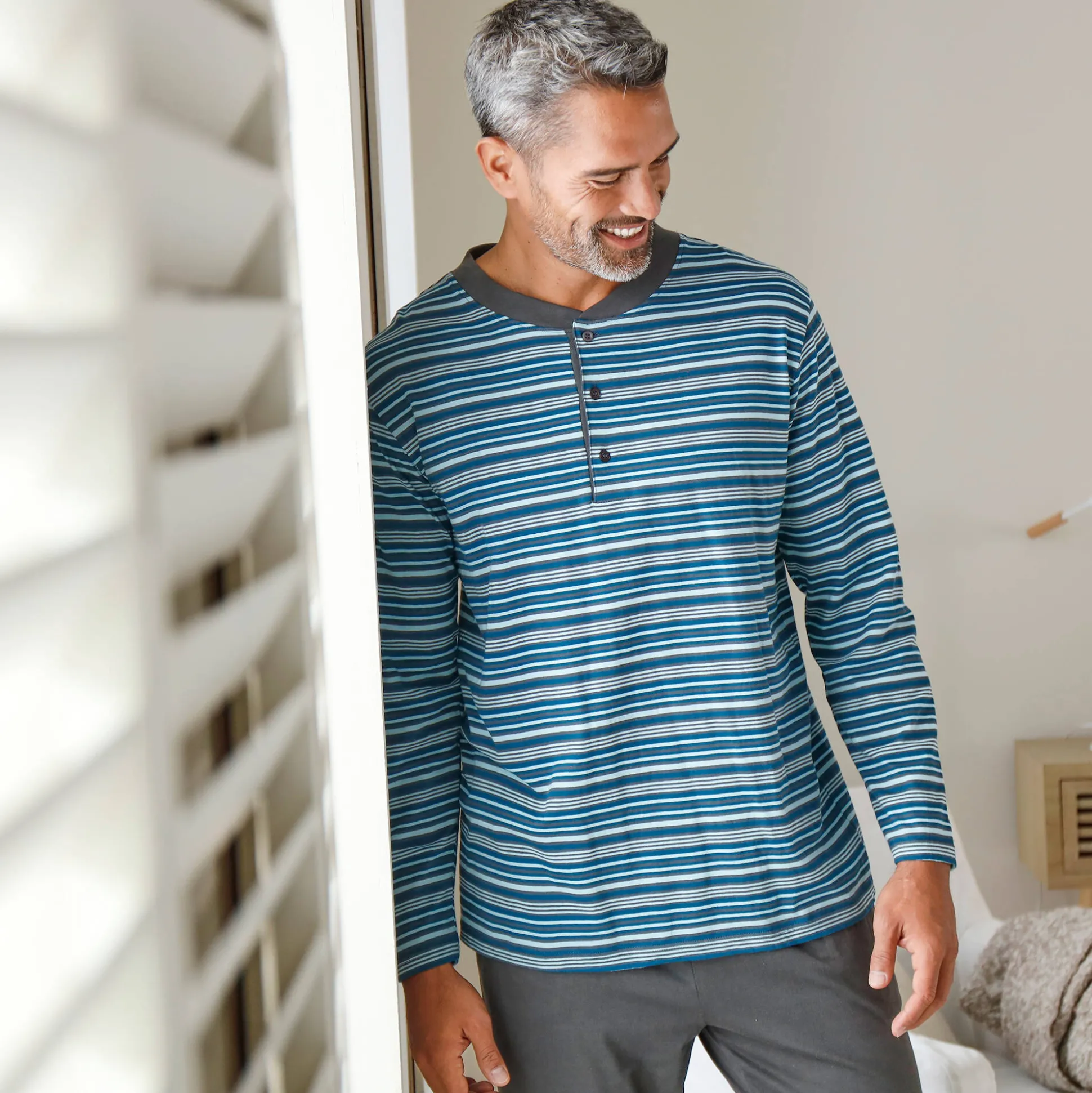 Gestreepte pyjama met Tunesische hals