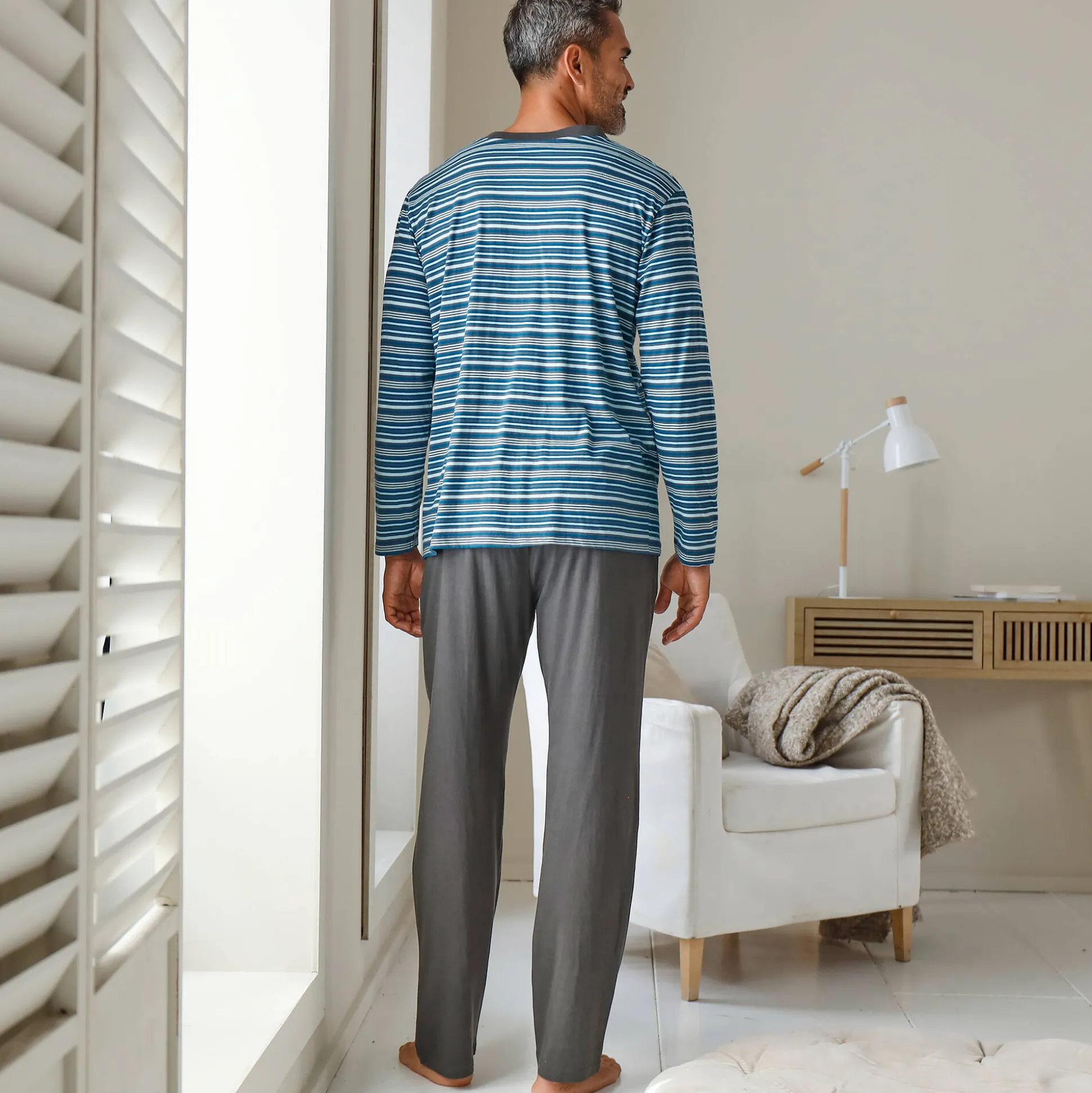 Gestreepte pyjama met Tunesische hals