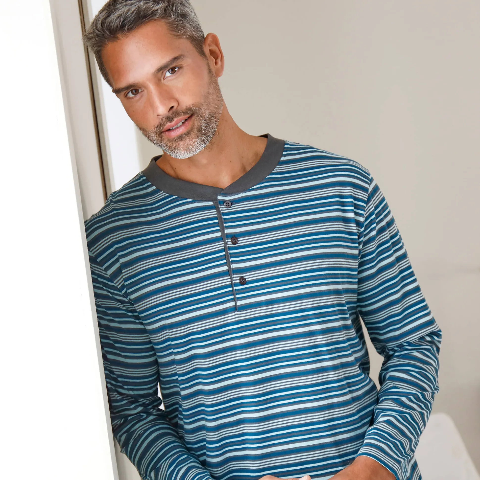 Gestreepte pyjama met Tunesische hals