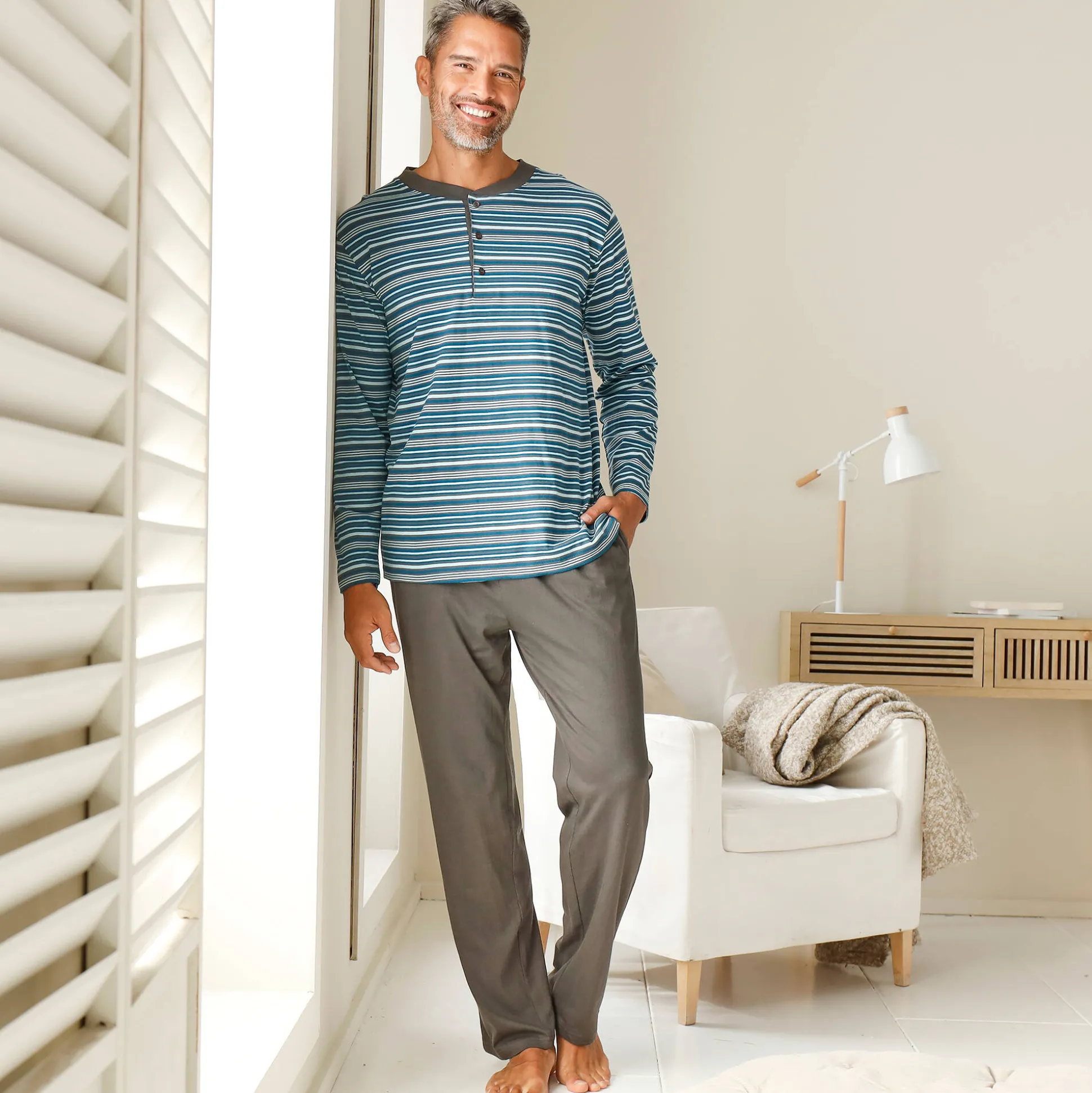 Gestreepte pyjama met Tunesische hals