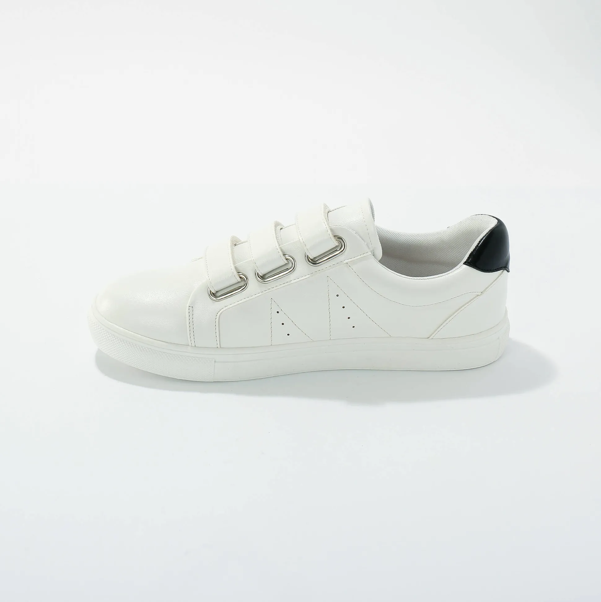 Goudkleurige sneakers met scratchsluiting
