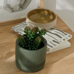 Groene kunstplant en pot in cement