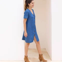 Hoesjurk met knopen, lichte jeans