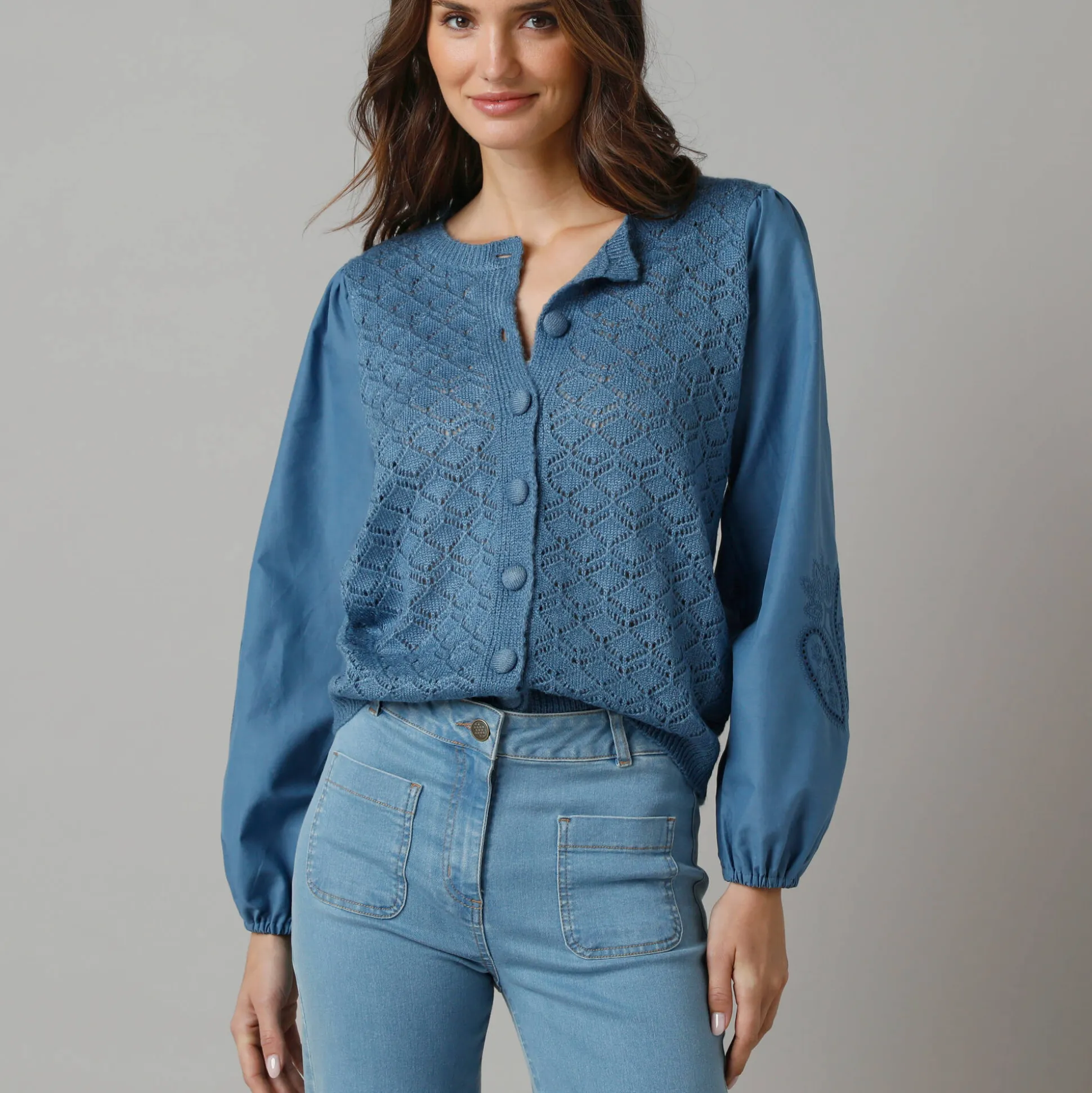 2-in-1 vest in 2 materialen, ajourtricot en geborduurde mouwen van katoen