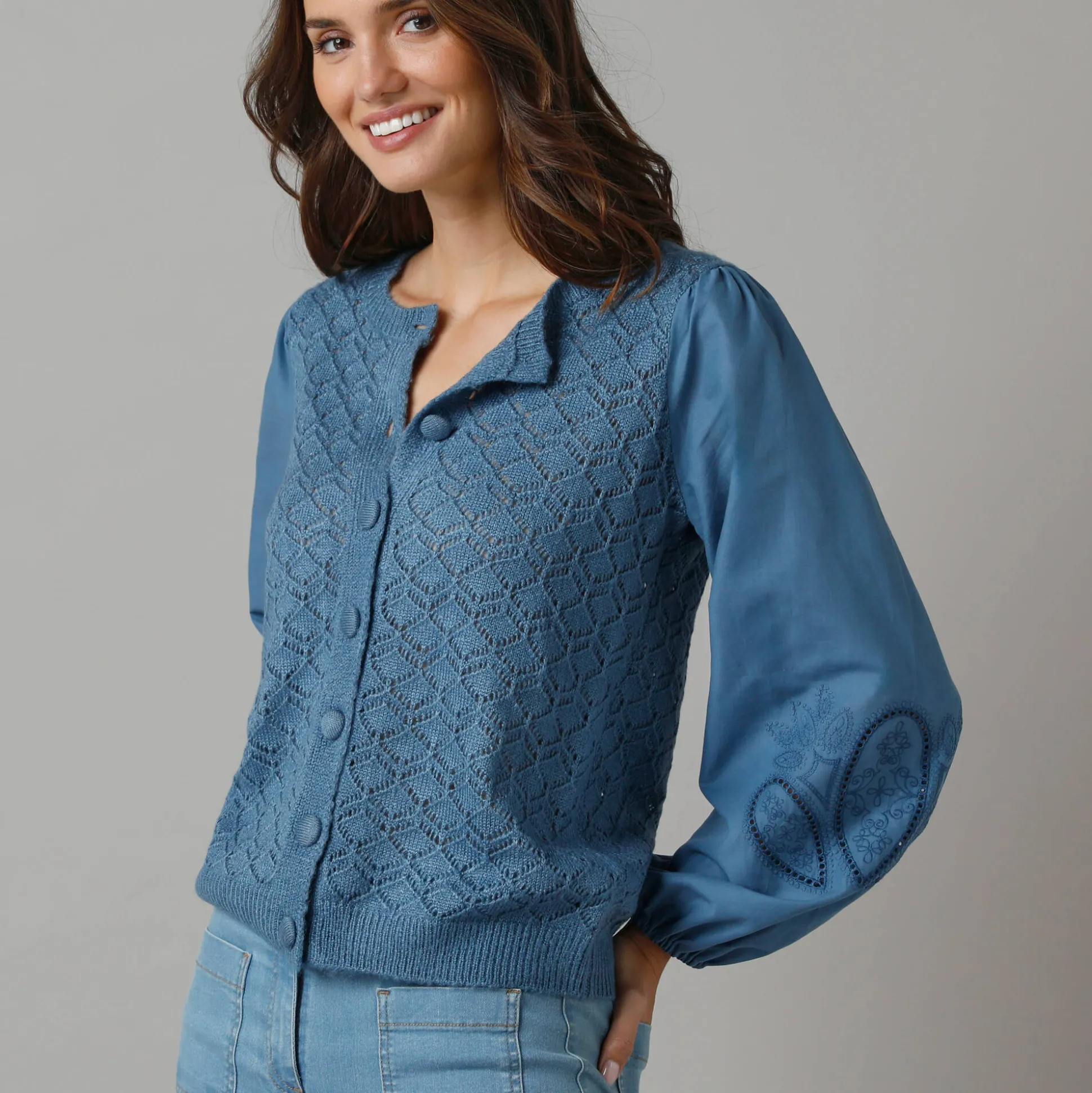 2-in-1 vest in 2 materialen, ajourtricot en geborduurde mouwen van katoen