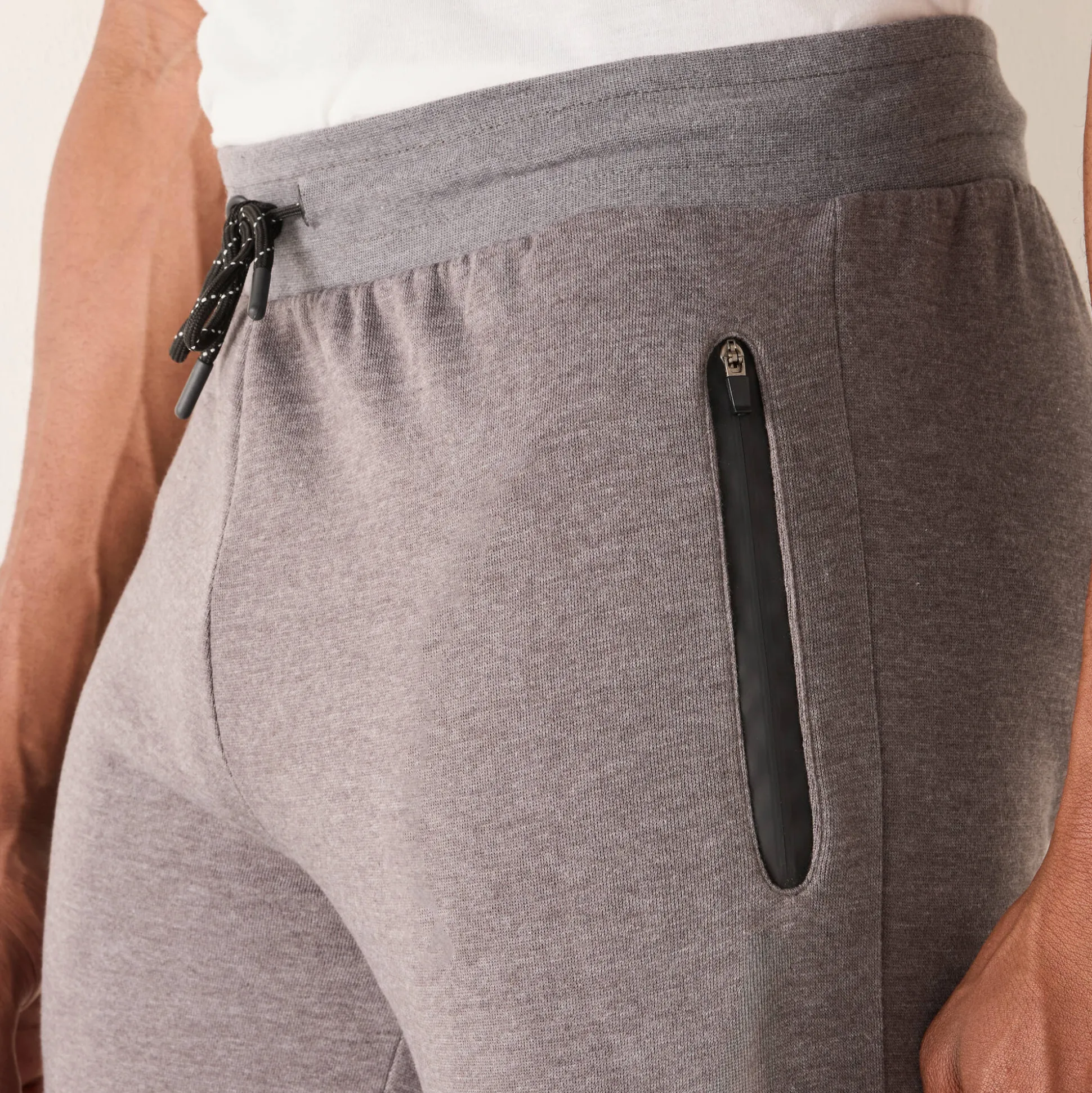 Joggingbroek met aangetrokken pijponderkanten, contrasterende details
