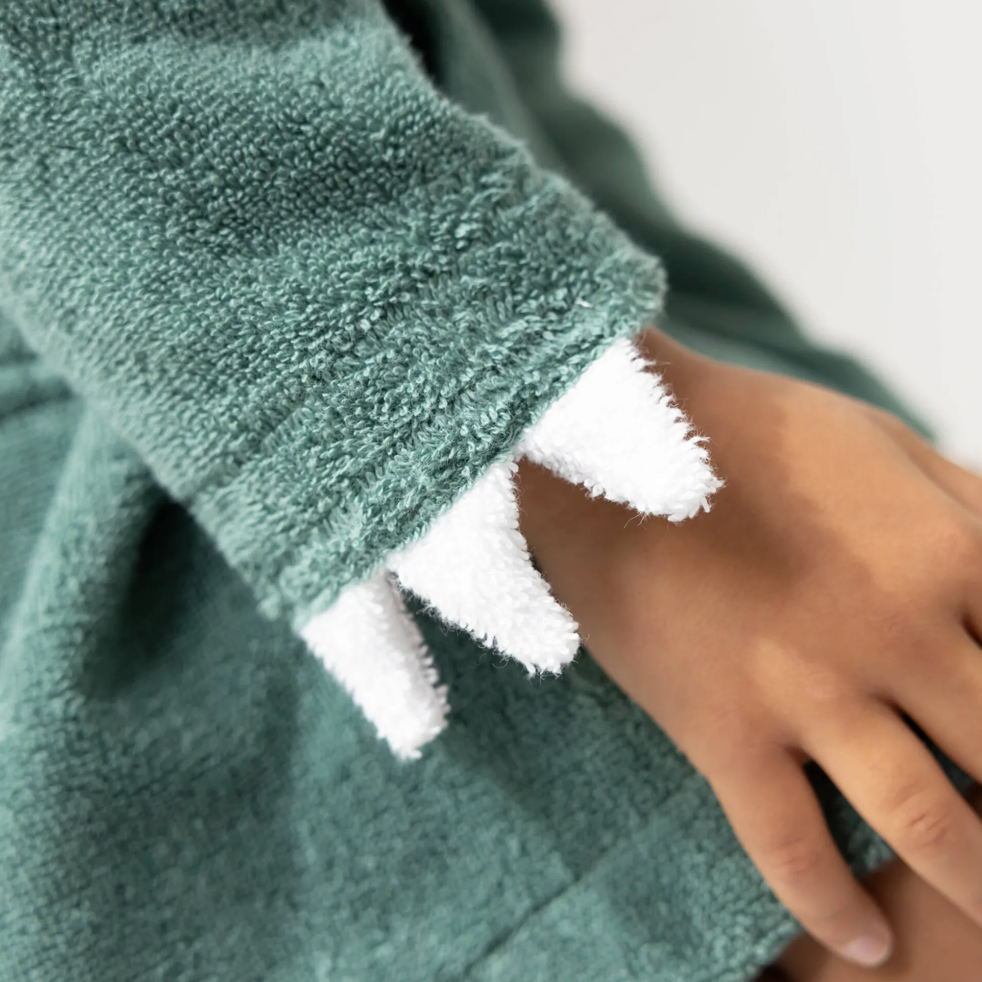 Kinderbadjas met dinosaurusmotief en kap, personaliseerbaar - 340 g/m²