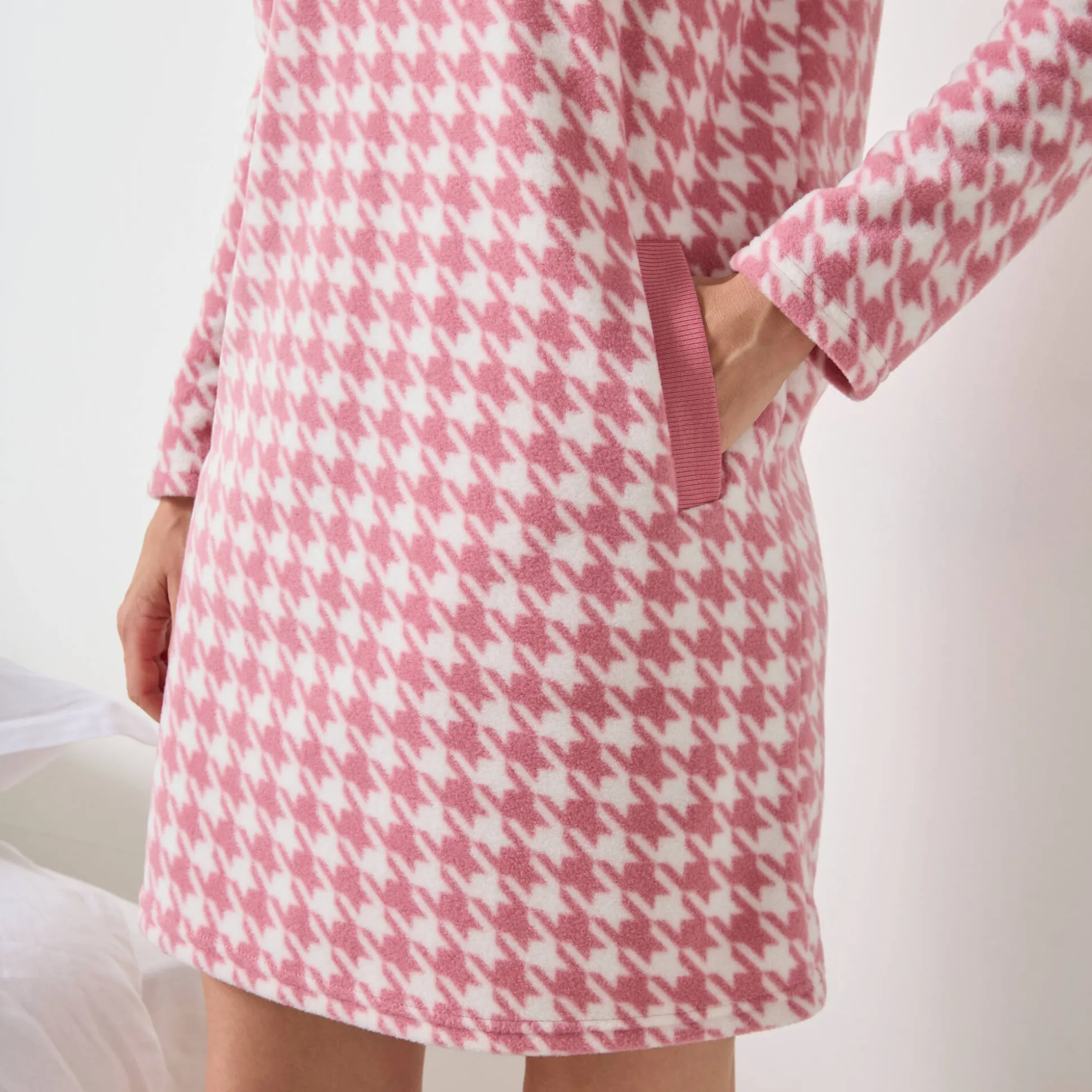 Kort nachthemd in fleece met pied-de-coq print