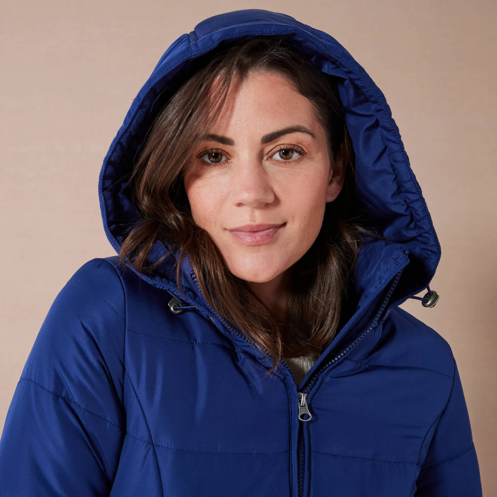 Korte gewatteerde jas met ceintuur