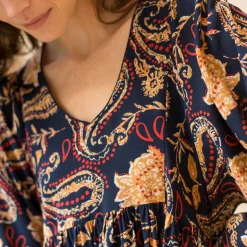 Korte jurk met V-hals, 'boho' print
