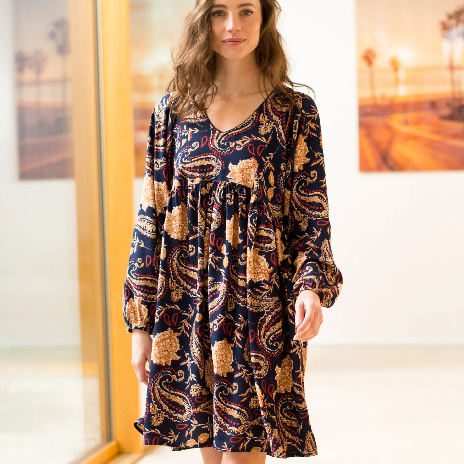 Korte jurk met V-hals, 'boho' print