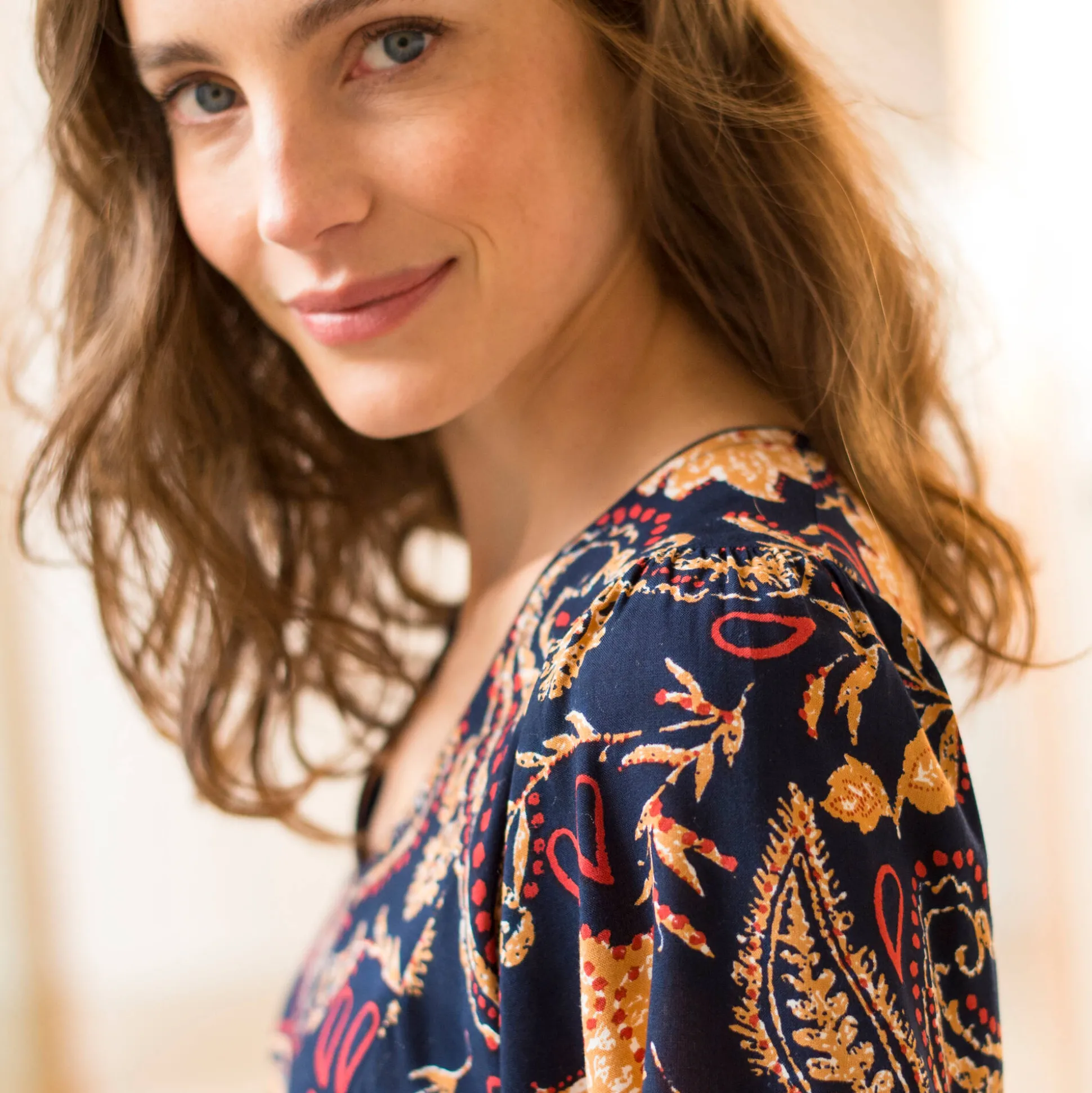 Korte jurk met V-hals, 'boho' print