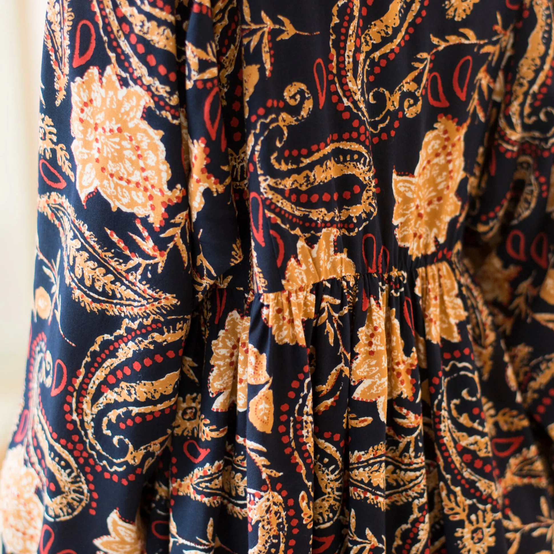 Korte jurk met V-hals, 'boho' print