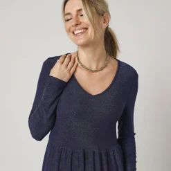 Korte, uitlopende jurk in glanzend tricot, lange mouwen