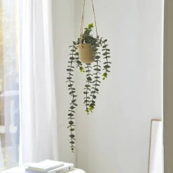 Kunstplant en hangpot