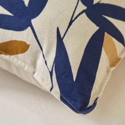 Kussen met bladerenprint