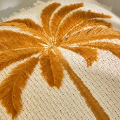 Kussen met geborduurd palmboommotief