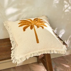 Kussen met geborduurd palmboommotief