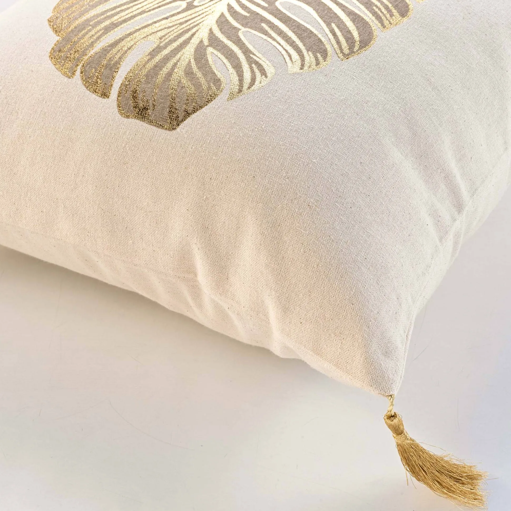 Kussen met gouden bladprint