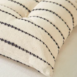 Lang, decoratief kussen in artisanaal weefsel