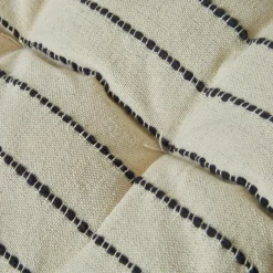 Lang, decoratief kussen in artisanaal weefsel