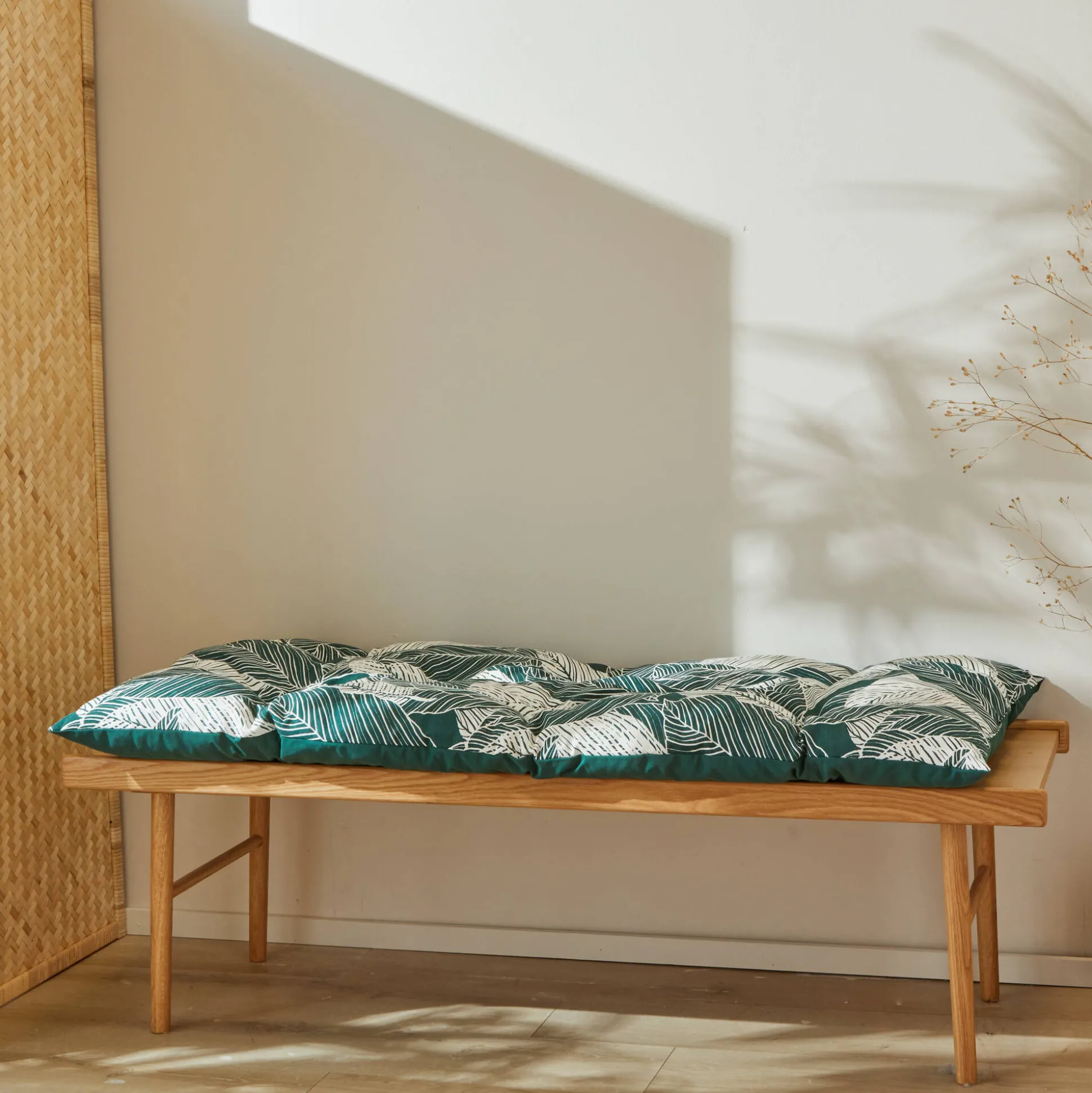 Lang, decoratief kussen met bladerenprint
