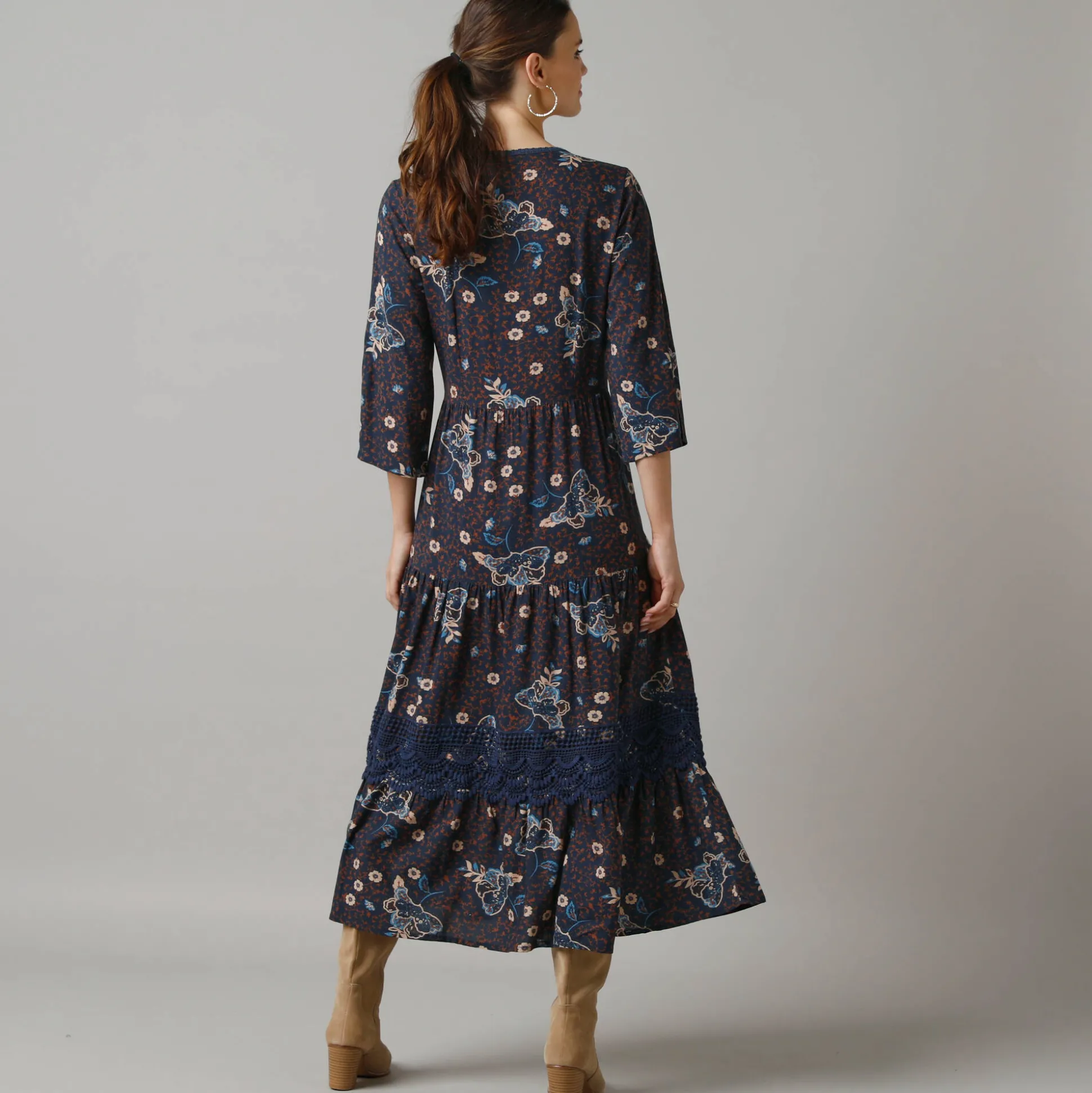 Lange, bedrukte jurk met 3/4-mouwen, details in macramé