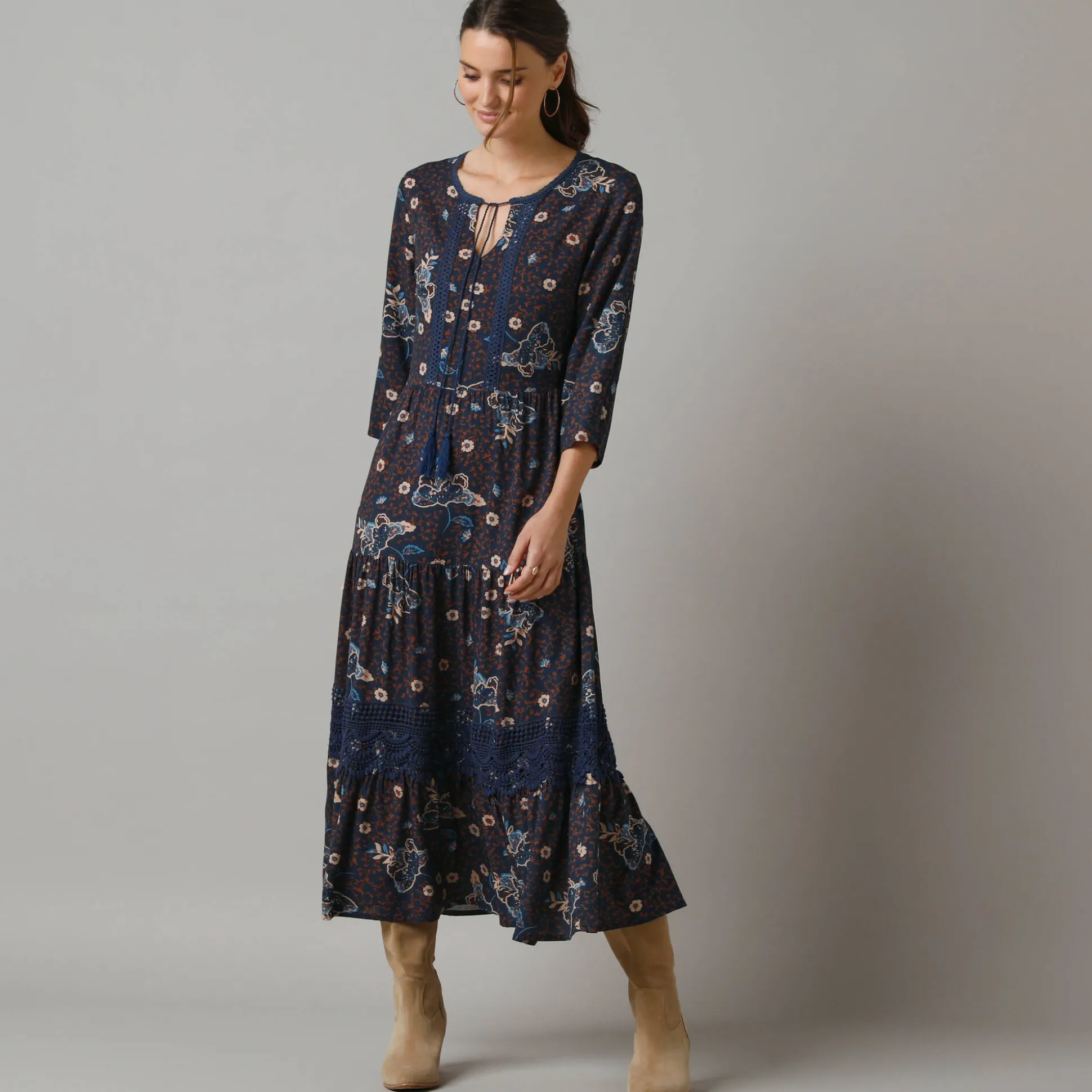 Lange, bedrukte jurk met 3/4-mouwen, details in macramé