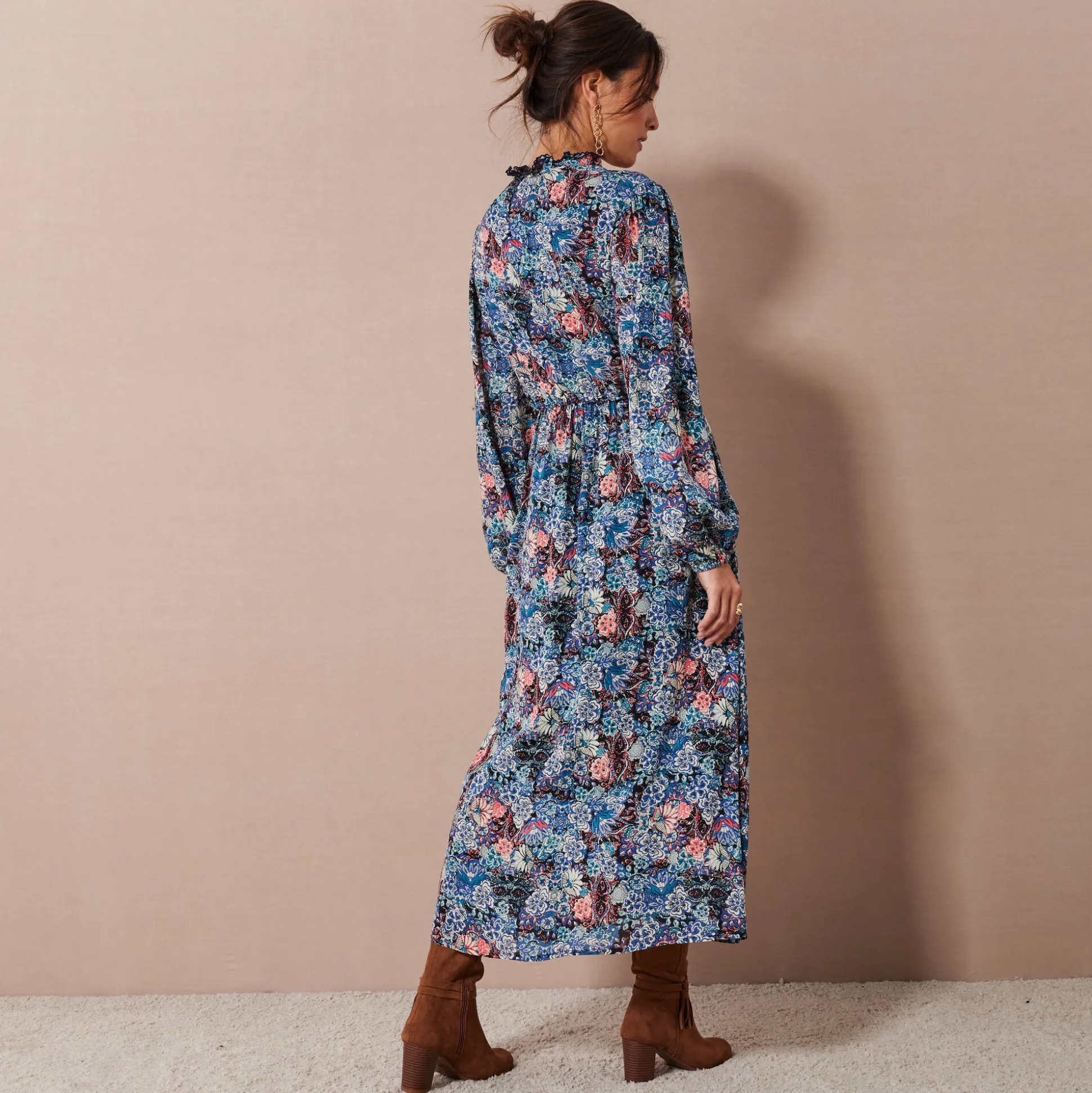 Lange jurk met bloemenprint en afwerkingen in macramé
