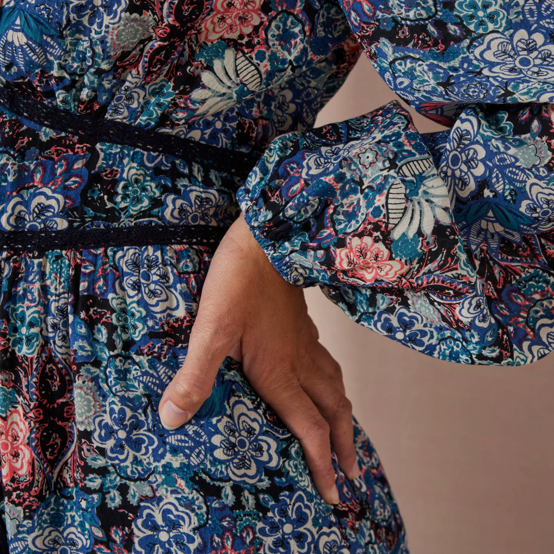 Lange jurk met bloemenprint en afwerkingen in macramé