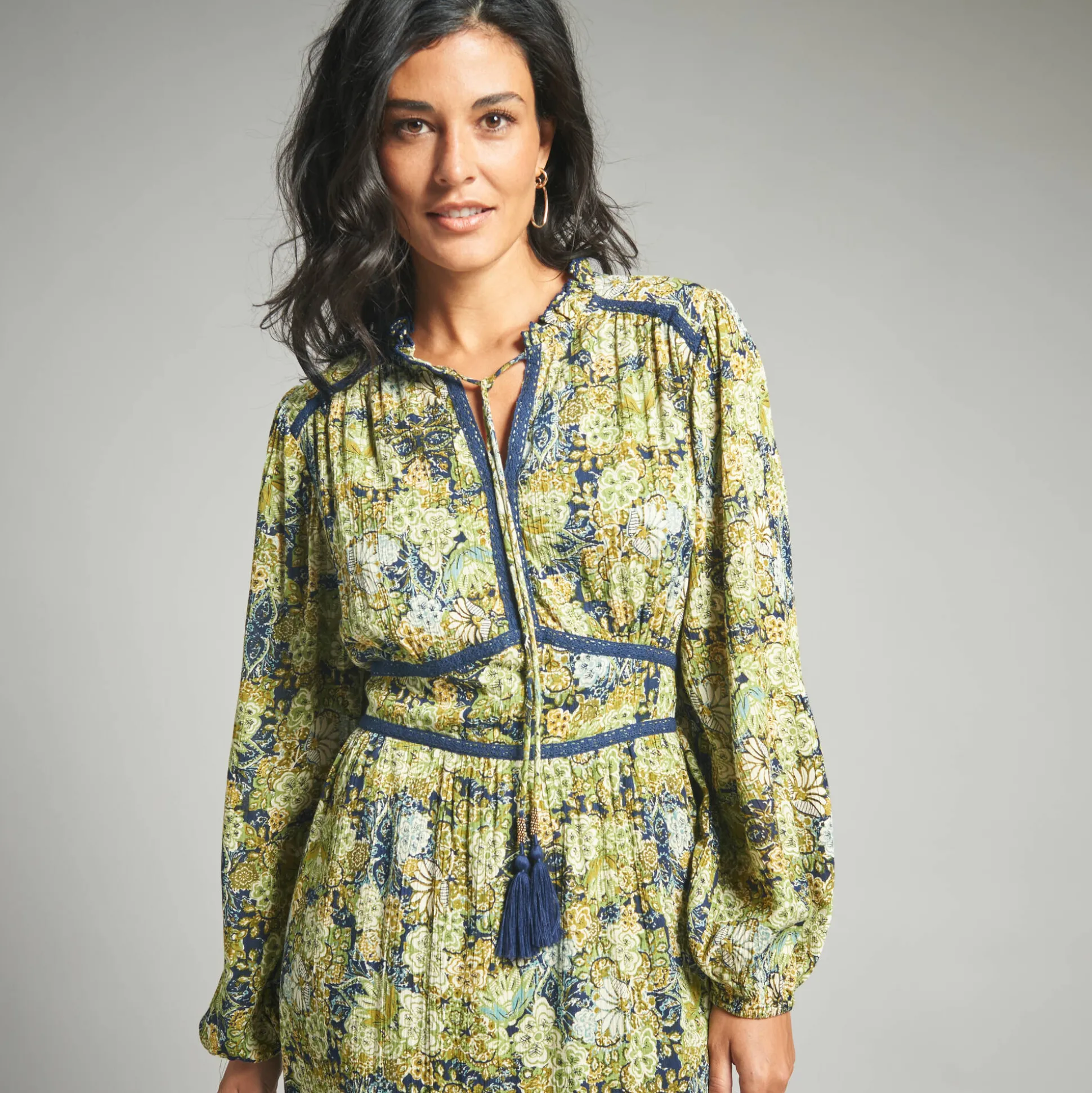 Lange jurk met bloemenprint en afwerkingen in macramé