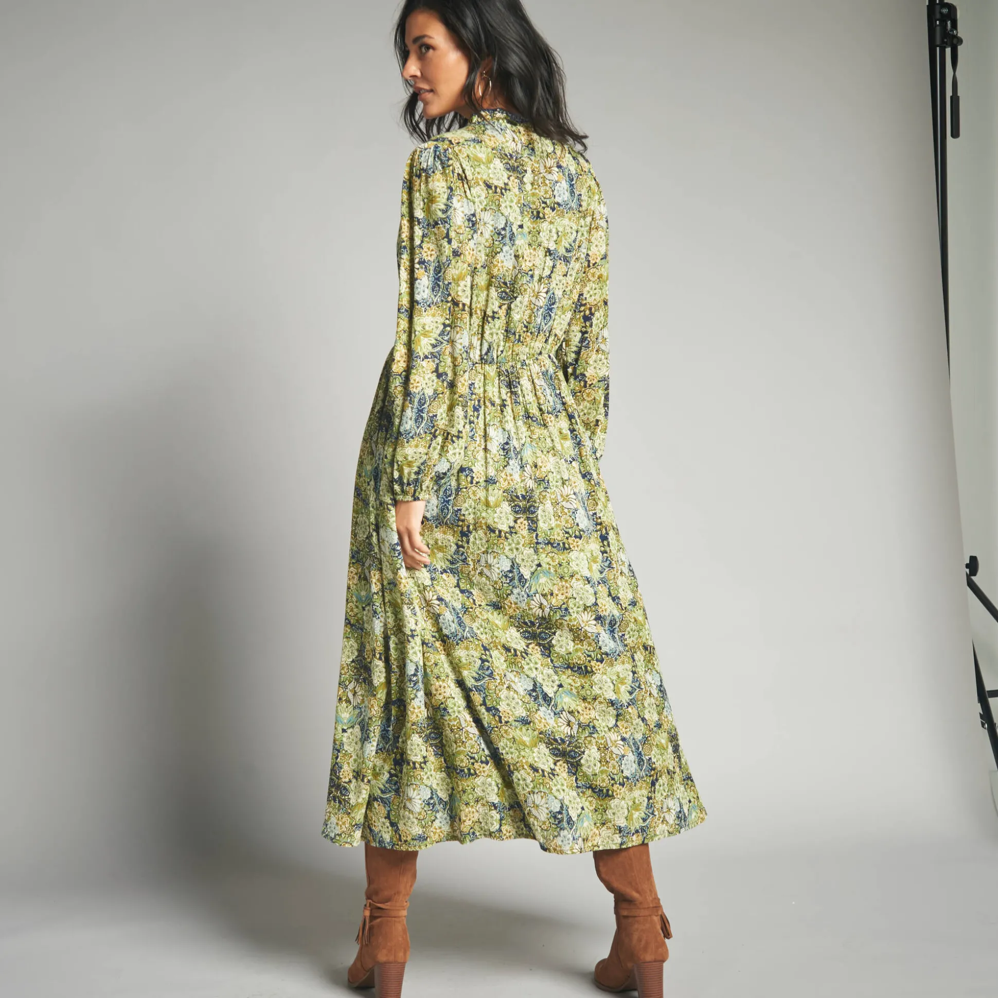 Lange jurk met bloemenprint en afwerkingen in macramé