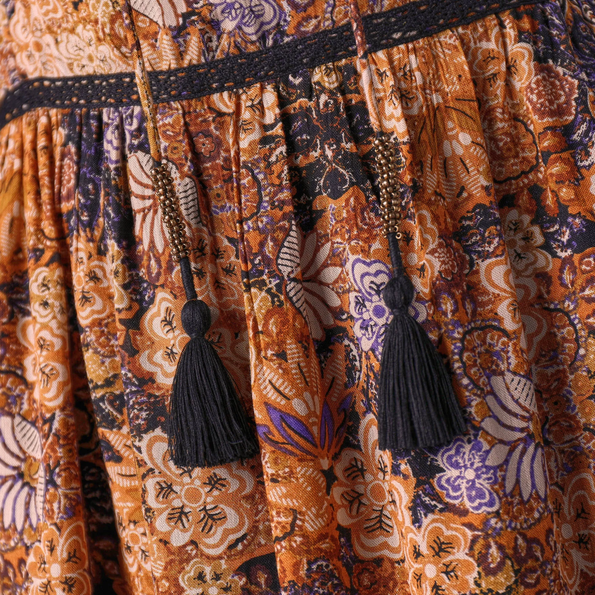 Lange jurk met bloemenprint en afwerkingen in macramé