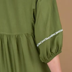 Lange jurk met ellebooglange mouwen, contrasterend borduursel