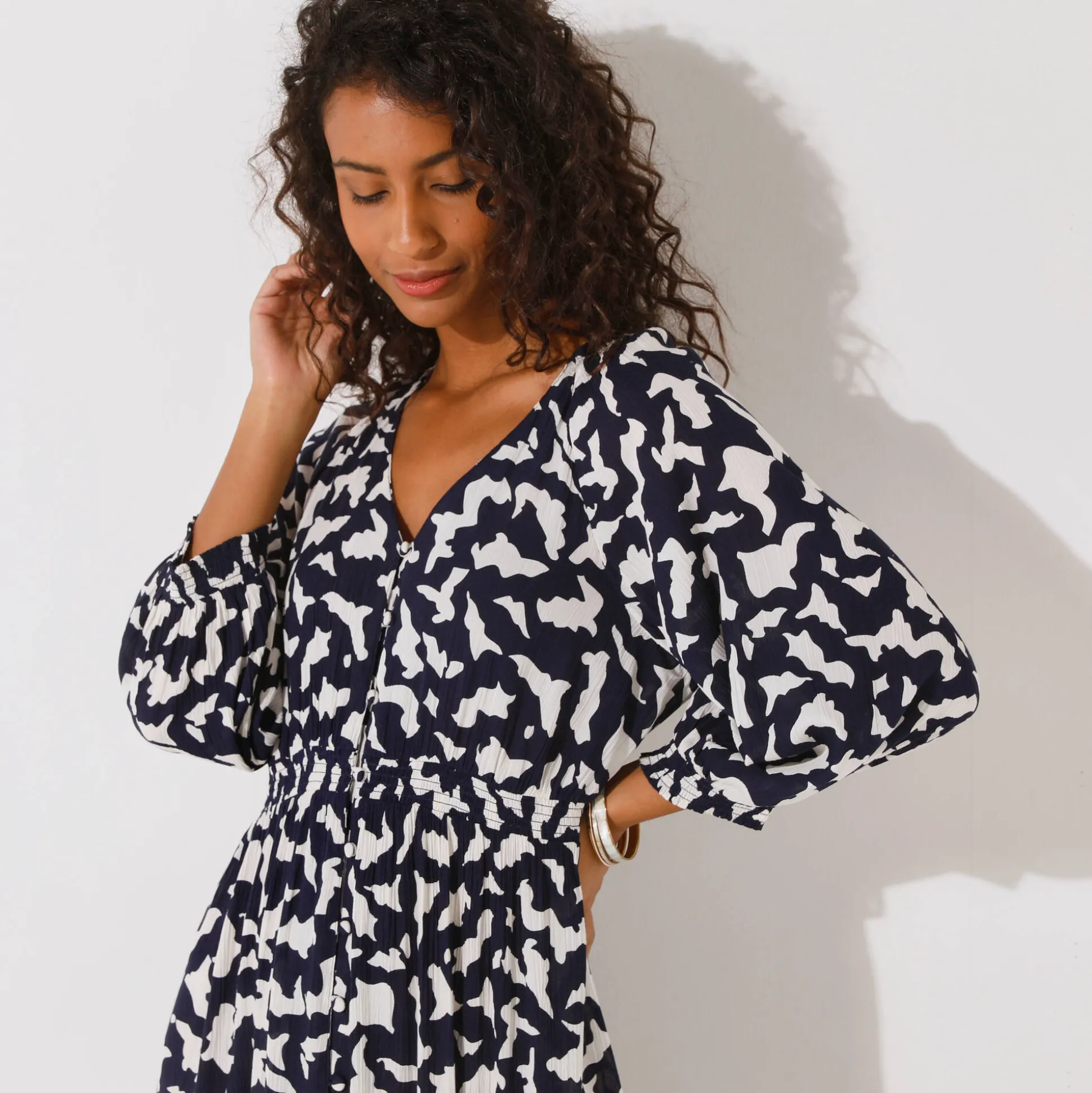 Lange jurk met knopen in crepon, grafische print