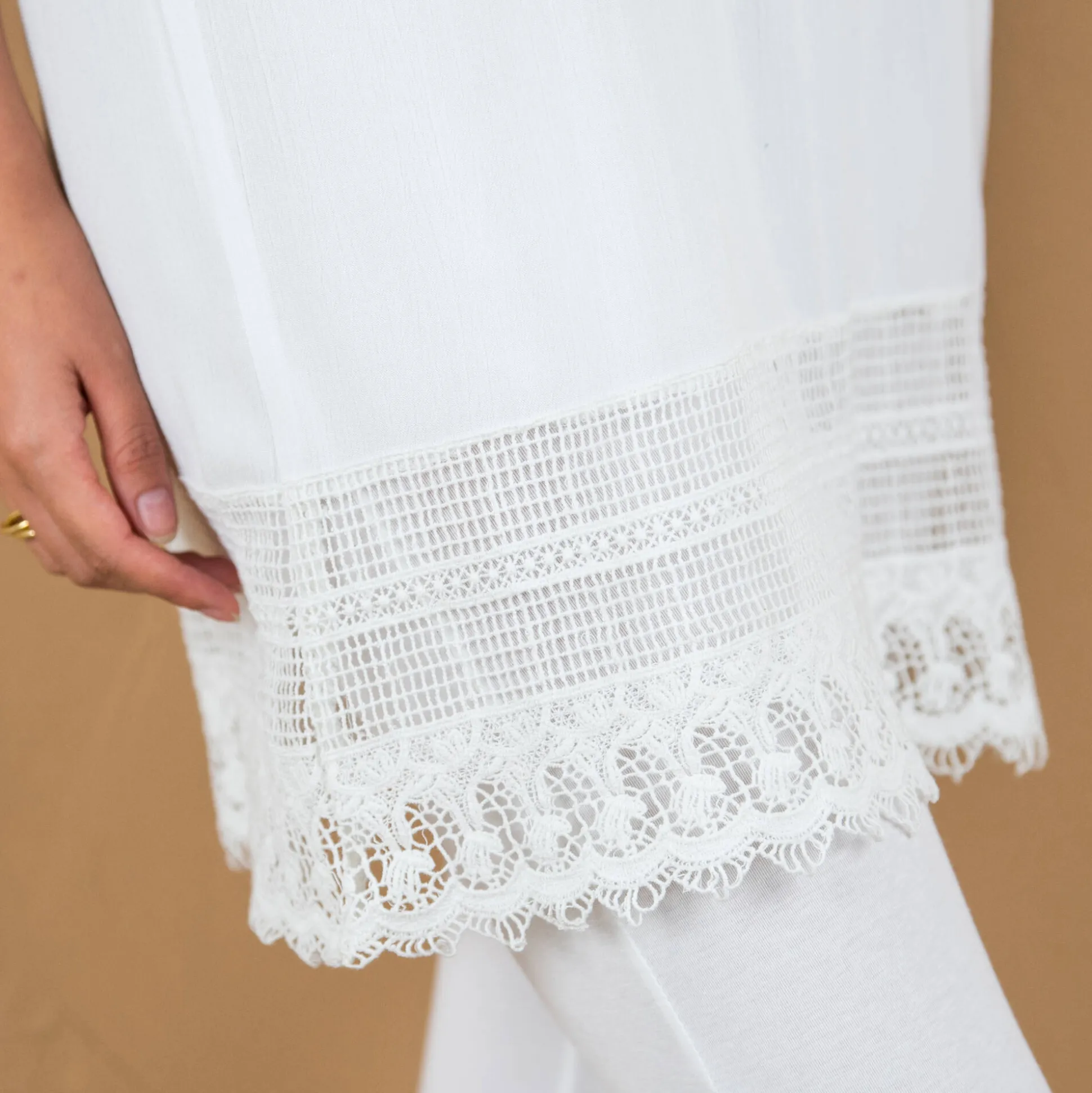 Lange tuniek met macramé en 3/4-mouwen
