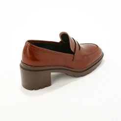 Leren mocassins met hak, gekartelde zool