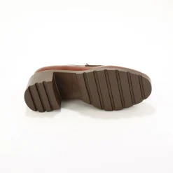 Leren mocassins met hak, gekartelde zool
