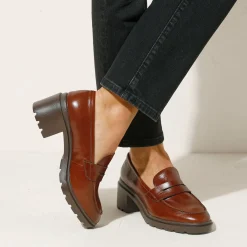 Leren mocassins met hak, gekartelde zool