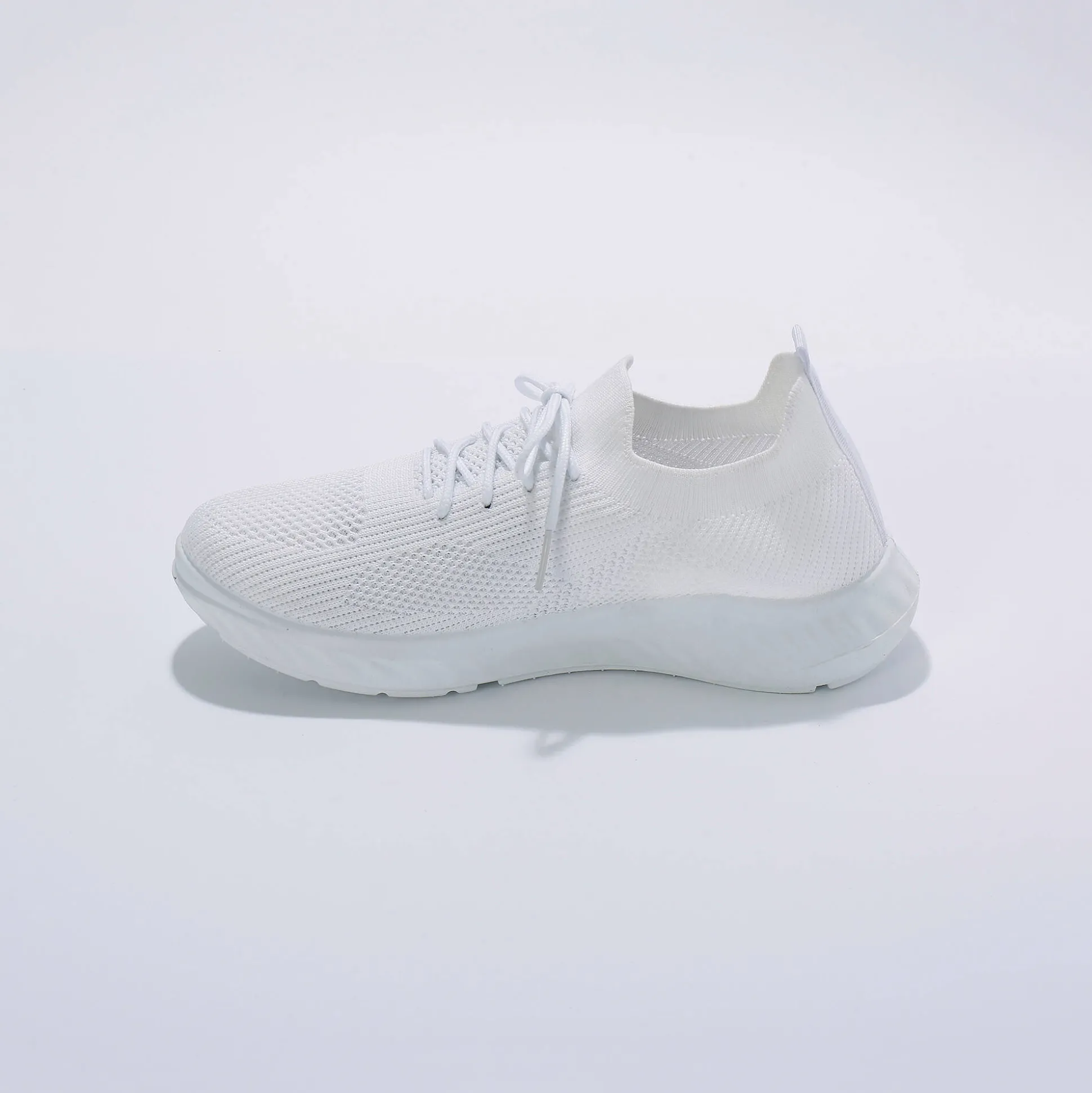 Lichte sneakers in meshtextiel, met veters
