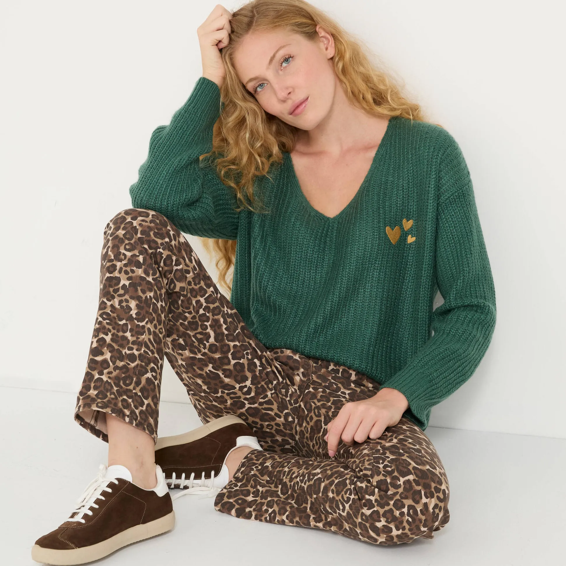 Loose trui met V-hals en geborduurde hartjes, patenttricot